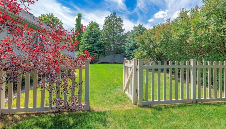 Fence gate installation services in Huntsville